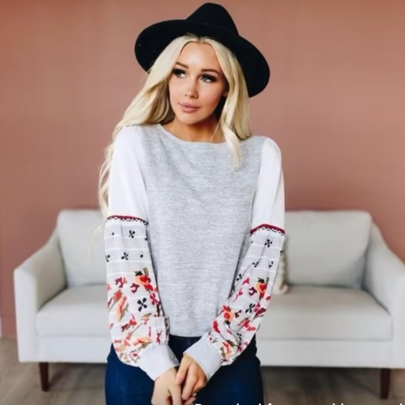 Pattern Sleeve Gray Top/Sweater - Picture 2 of 12